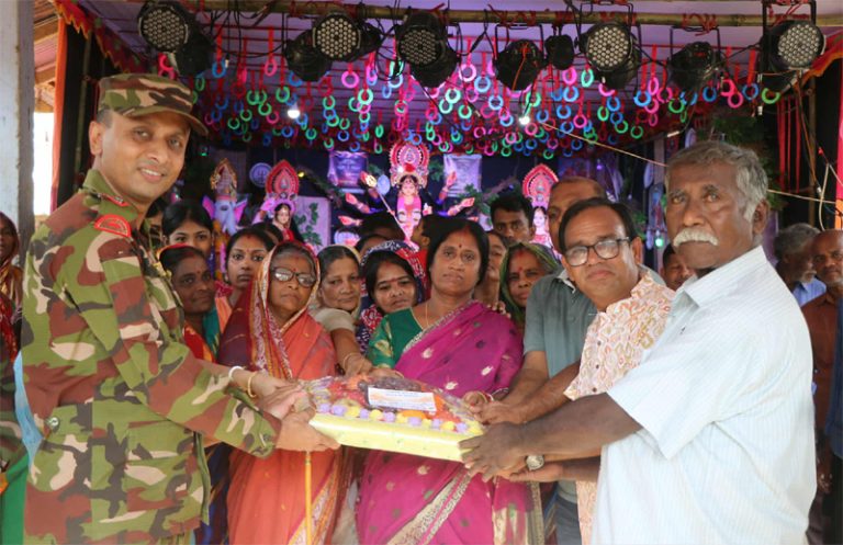 জুরাছড়ি জোনের জোন কমান্ডার লে: কর্নেল রাশেদ হাসান সেজান যক্ষাবাজার পূজা মণ্ডপ পরিদর্শন