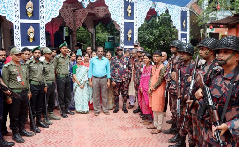 রামগড় বিজিবি জোন কমান্ডার কর্তৃক বিভিন্ন পূজা মন্ডপ পরিদর্শন ও অনুদান প্রদান