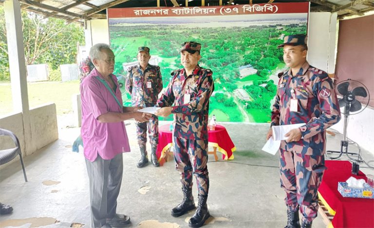 লংগদুতে বৌদ্ধ সম্প্রদায়ের প্রবারণা পূর্ণিমা উদযাপন উপলক্ষে আর্থিক অনুদান প্রদান করল বিজিবি