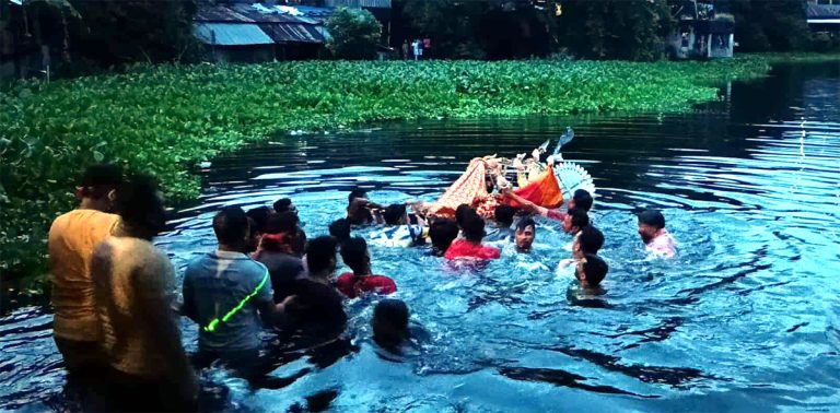 রাঙ্গামাটির কাপ্তাই হ্রদে প্রতিমা বিসর্জনের মধ্যদিয়ে শেষ হল দূর্গোৎসব