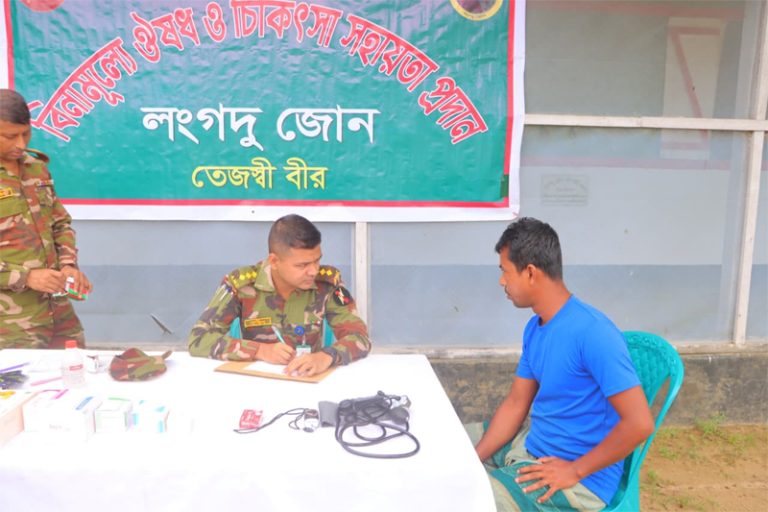 কাপ্তাই হ্রদে ঝড়ো বাতাশের ঘটনায় আহতদের ফ্রী চিকিৎসা ও ওষুধ প্রদান করেছে সেনাবাহিনী লংগদু জোন