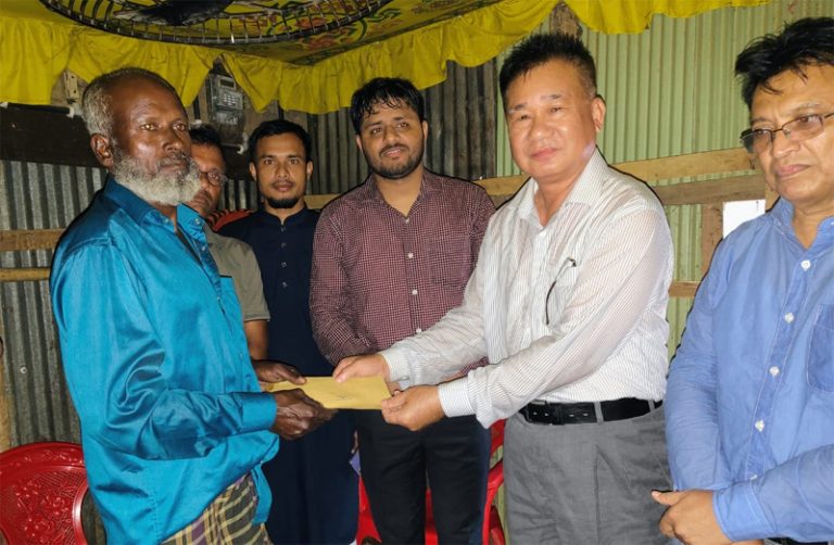 রাঙ্গামাটি জেলা পরিষদের সদস্য মিনহাজের পক্ষ হতে নৌকা ডুবিতে নিহত এবং আহত পরিবারকে অনুদান প্রদান