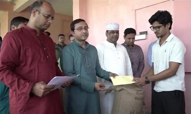 খাগড়াছড়িতে সহিংসতায় ক্ষতিগ্রস্ত পরিবারের মাঝে জেলা প্রশাসনের সহায়তা