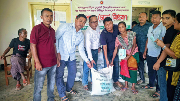 ফারুয়া ইউনিয়নে দুস্থ ও অসহায় মহিলাদের ৩০ কেজি করে চাউল বিতরণ