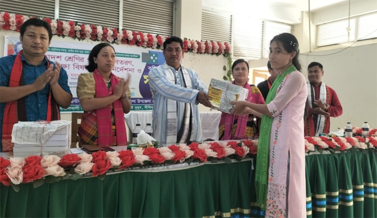 দীঘিনালায় একাদশ শ্রেণির শিক্ষার্থীর পাঠ্যবই প্রদান ও কৃতি শিক্ষার্থীদদের সংবর্ধনা