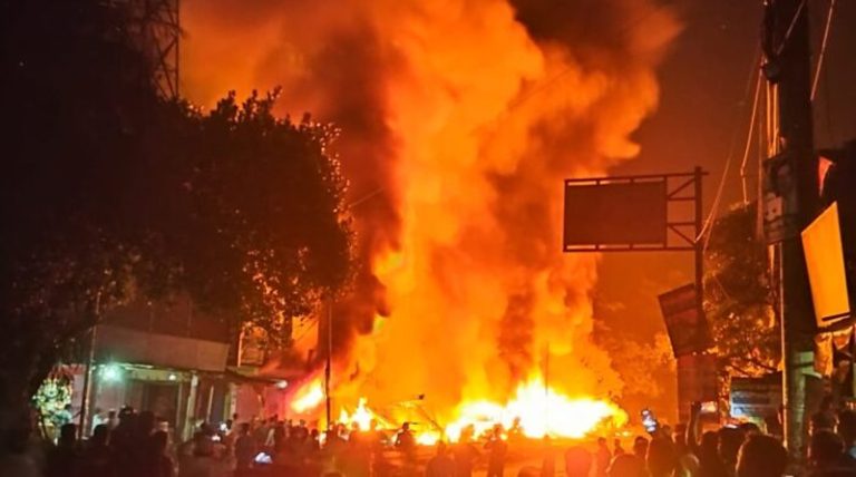 গুইমারার জালিয়াপাড়া বাজারে ভয়াবহ অগ্নিকাণ্ডে ১৯টি দোকান ভস্মীভূত