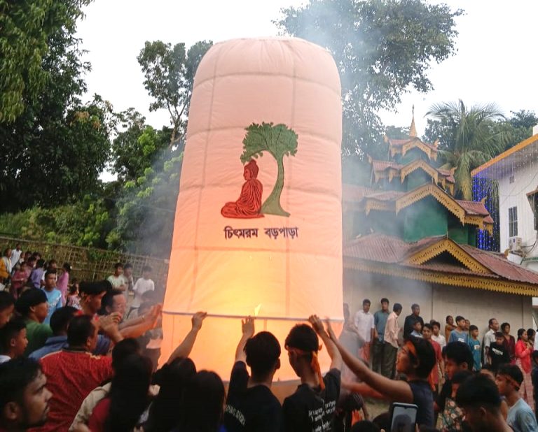 প্রবারণায় কাপ্তাইয়ের আকাশে উড়ল বর্ণিল ফানুস