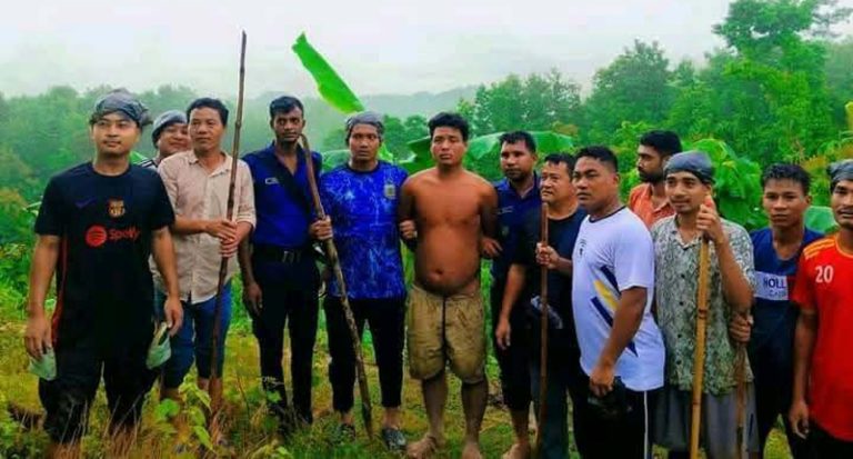 নাইক্ষ্যংছড়িতে বিদ্যালয়ে যাওয়ার পথে শিক্ষিকার ওপর হামলা, সেই পাহাড়ী যুবককে পুলিশে দিলো এলাকাবাসী