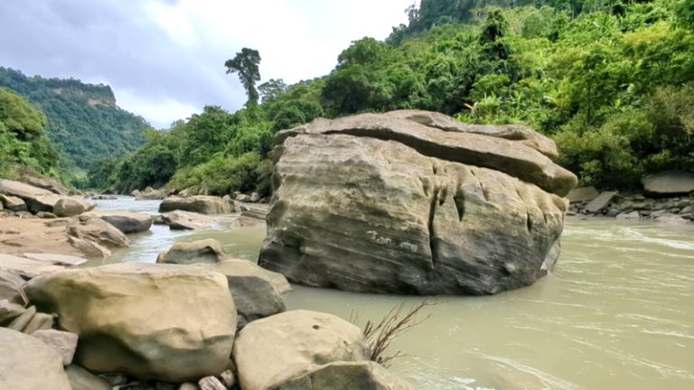 দূর্গম থানচির পাথরের রাজ্যে মুকুটধারী কিবদন্ডি বংড পাথর পাহাড়ে ইতিহাস ঐতিহ্য ধারক