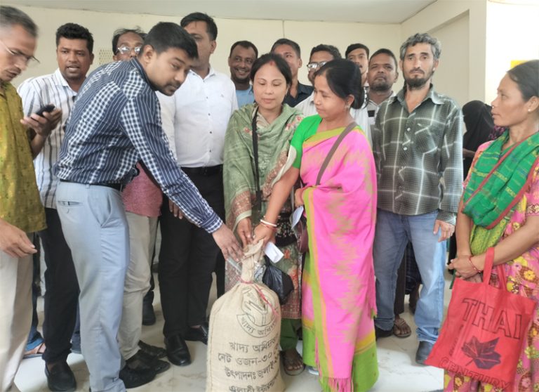 দীঘিনালায় প্রাকৃতিক দুর্যোগে ক্ষতিগ্রস্ত দুস্থ ও অসহায়দের মাঝে চাল বিতরন