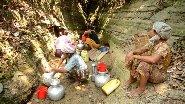 শুকিয়ে গেছে ঝিরি-ঝর্ণা, রাজস্থলীর কুইক্যাছড়ি পাড়ায় তীব্র পানি সংকটে খিয়াং জনগোষ্ঠী