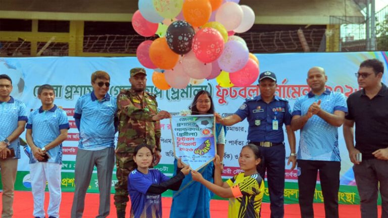 রাঙ্গামাটিতে প্রমিলা জেলা প্রশাসন গোল্ডকাপ ফুটবল টুর্নামেন্টের উদ্বোধন