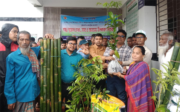 দীঘিনালায় সাড়ে তিনশত কৃষকদের মাঝে ১,৭৫০টি ফলজ চারা বিতরণ