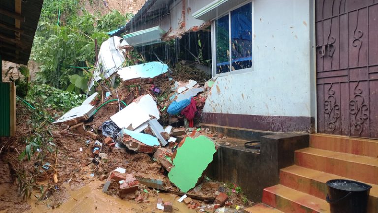 বান্দরবানের বড়ুয়ার টেকে পাহাড় ধসে ৩টি ঘরে ভাঙ্গন, ঝুকিপূর্ণদের সরিয়ে নিতে প্রশাসনের অভিযান