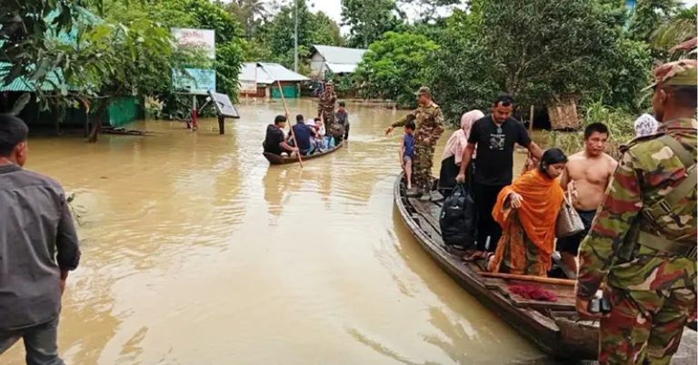 পার্বত্য চট্টগ্রামে বন্যা ও পাহাড় ধস মোকাবিলায় সেনাবাহিনীর উদ্ধার-ত্রাণ কার্যক্রম অব্যাহত