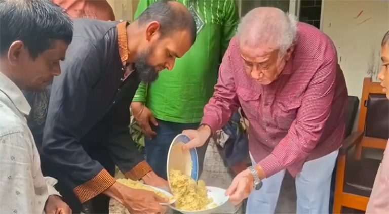 বান্দরবানে আশ্রয় কেন্দ্রে খাবার বিতরণ করলেন এমপি সাচিং প্রু জেরী