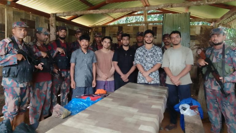 বৈরী আবাহাওয়ায় ৮ দিন আটকে থাকার পর বিজিবির সহায়তায় উদ্ধার ৪ পর্যটক