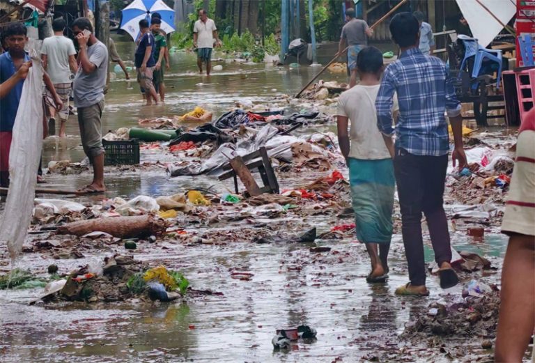 লামায় বন্যার পানিতে ব্যবসায়ীদের দোকান পরিস্কারে ফেলা বর্জে সড়কগুলো ময়লার ভাগাড়ে পরিনত