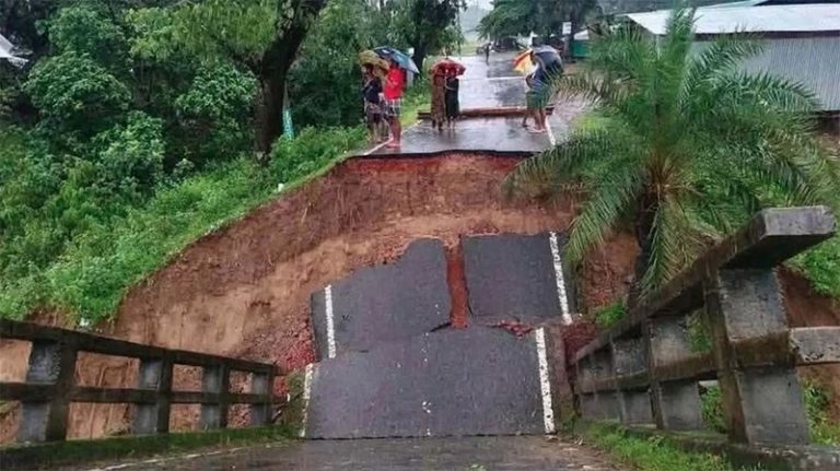 পাহাড়ি ঢলে সেতু ধ্বসে রাঙ্গামাটি-বান্দরবান সড়ক যোগাযোগ বিচ্ছিন্ন