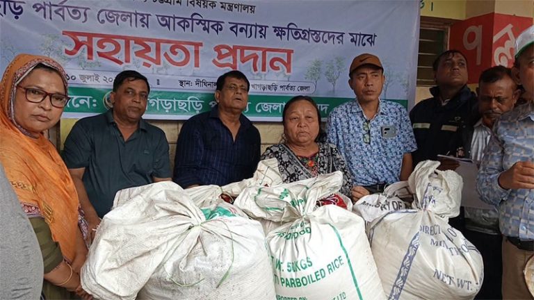 দীঘিনালায় বন্যায় ক্ষতিগ্রস্থদের মাঝে ত্রান সামগ্রী বিতরন