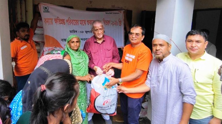 বান্দরবানে বন্যা কবলিত মানুষের দুর্ভোগ লাঘবে মানবিক সহায়তার হাত বাড়িয়েছে গ্রাউস ও ওয়ার্ল্ড ভিশন
