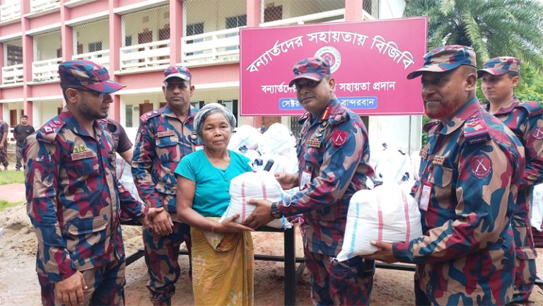 বান্দরবানের খানসামা ও ক্রাইক্ষ্যং পাড়ায় বন্যায় দুর্গত পরিবারকে বিজিবির ত্রাণ সহায়তা প্রদান