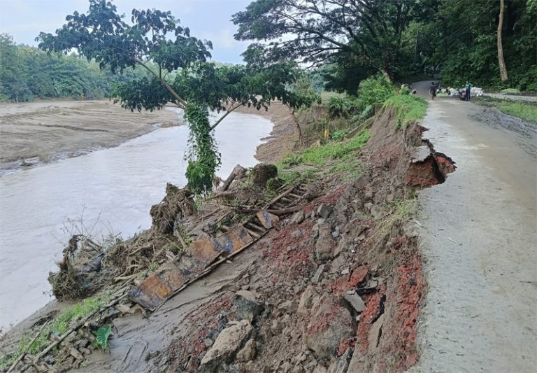 রোয়াংছড়িতে প্রবল বর্ষণ ও পাহাড়ি ঢলে বিপর্যস্ত জনজীবন, ভেঙে গেছে সড়ক