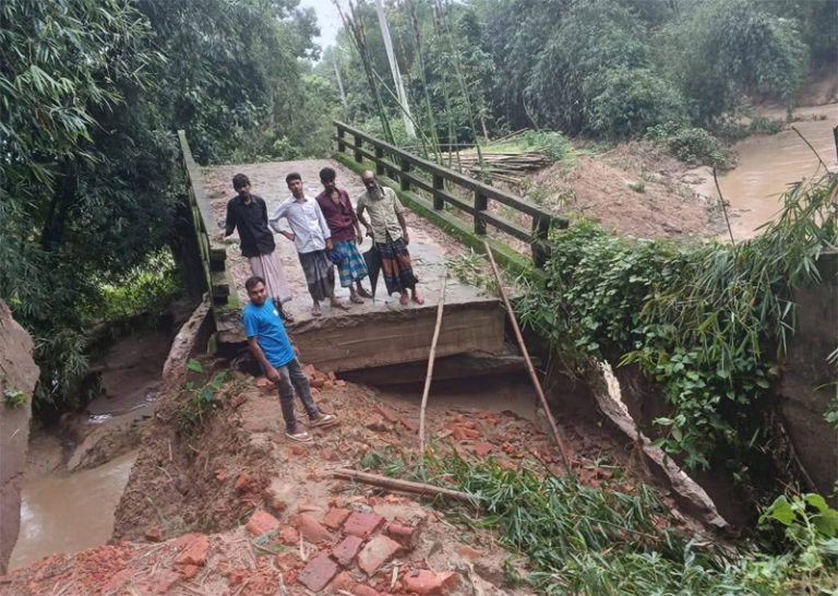 লামায় বন্যায় ক্ষতবিক্ষত সড়ক সেতু মাদ্রাসা মৎস্য বাঁধ, ঝুঁকিতে বিদ্যুতের খুঁটি: ফসলের ব্যাপক ক্ষতি