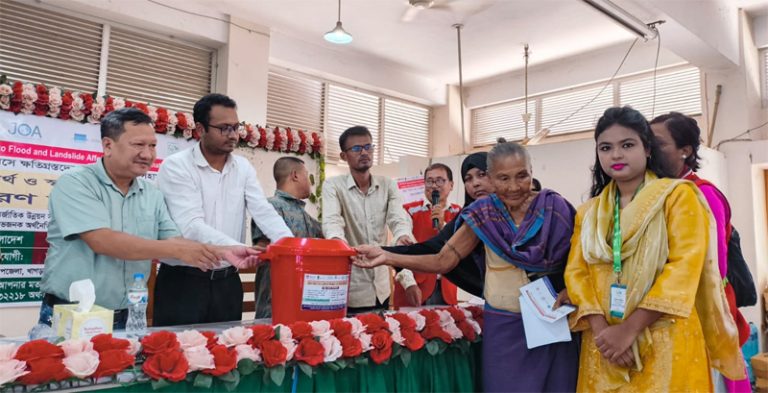দীঘিনালায় ক্ষতিগ্রস্তদের মাঝে শর্তহীন নগদ অর্থ ও স্বাস্থ্য সুরক্ষা উপকরণ বিতরণ