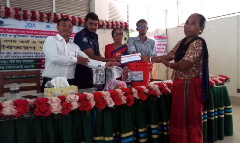 দীঘিনালায় বন্যায় ক্ষতিগ্রস্তদের মাঝে শর্তহীন নগদ অর্থ ও স্বাস্থ্য সুরক্ষা উপকরণ বিতরণ