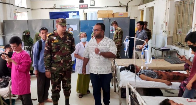 বান্দরবান সদর হাসপাতালে হাম রোগী পরিদর্শনে সেনা জোন কমান্ডার