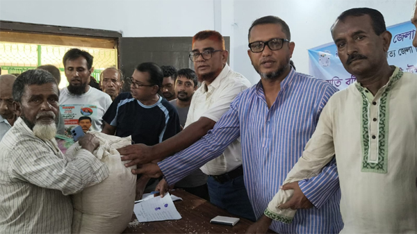 চন্দ্রঘোনায় ভারী বর্ষণে ক্ষতিগ্রস্তদের মাঝে জেলা পরিষদের চাল বিতরণ