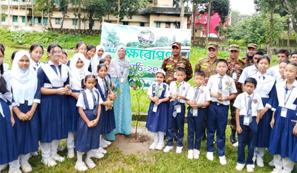 কাপ্তাই শিশু নিকেতন স্কুলে জোন কমান্ডারের বৃক্ষরোপণ ও চারা বিতরণ