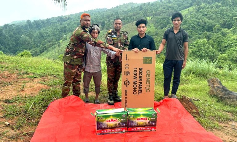 থানচিতে প্রত্যাবর্তনকারী বম সম্প্রদায়ের পুনর্বাসনে মাছের পোনা অবমুক্ত ও সৌরবিদ্যুৎ সরঞ্জাম দিল সেনাবাহিনী