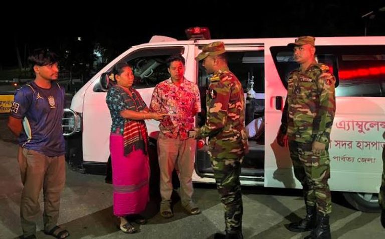 গুইমারায় অসুস্থ পাহাড়ি যুবকের চিকিৎসার্থে ৭ হাজার টাকা অনুদান দিলো সেনাবাহিনী