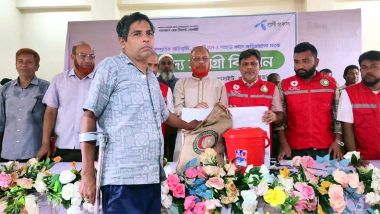 বাঘাইছড়িতে রেড ক্রিসেন্টের উদ্যোগে বন্যা দুর্গত ৫০০ পরিবারের মাঝে ত্রাণ সামগ্রী বিতরণ