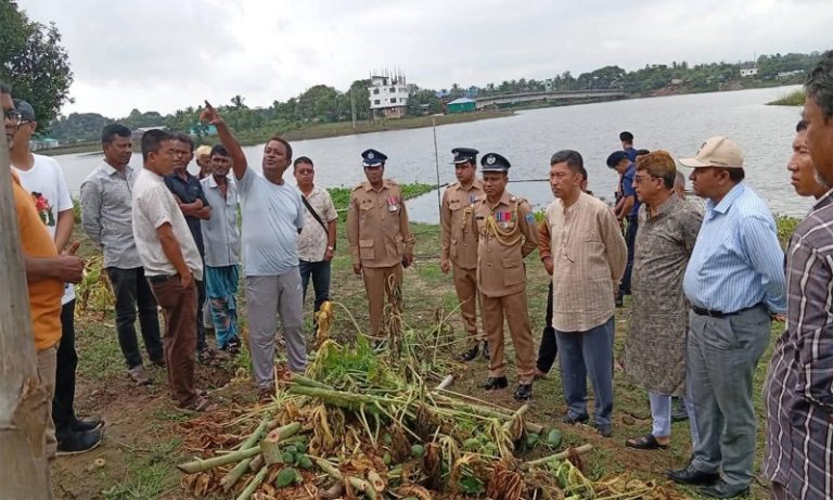 রাঙ্গামাটির ব্রাক্ষণটিলা এলাকায় দুর্বৃত্তদের কেটে ফেলা পেঁপে বাগান পরিদর্শনে দীপেন দেওয়ান এমপি